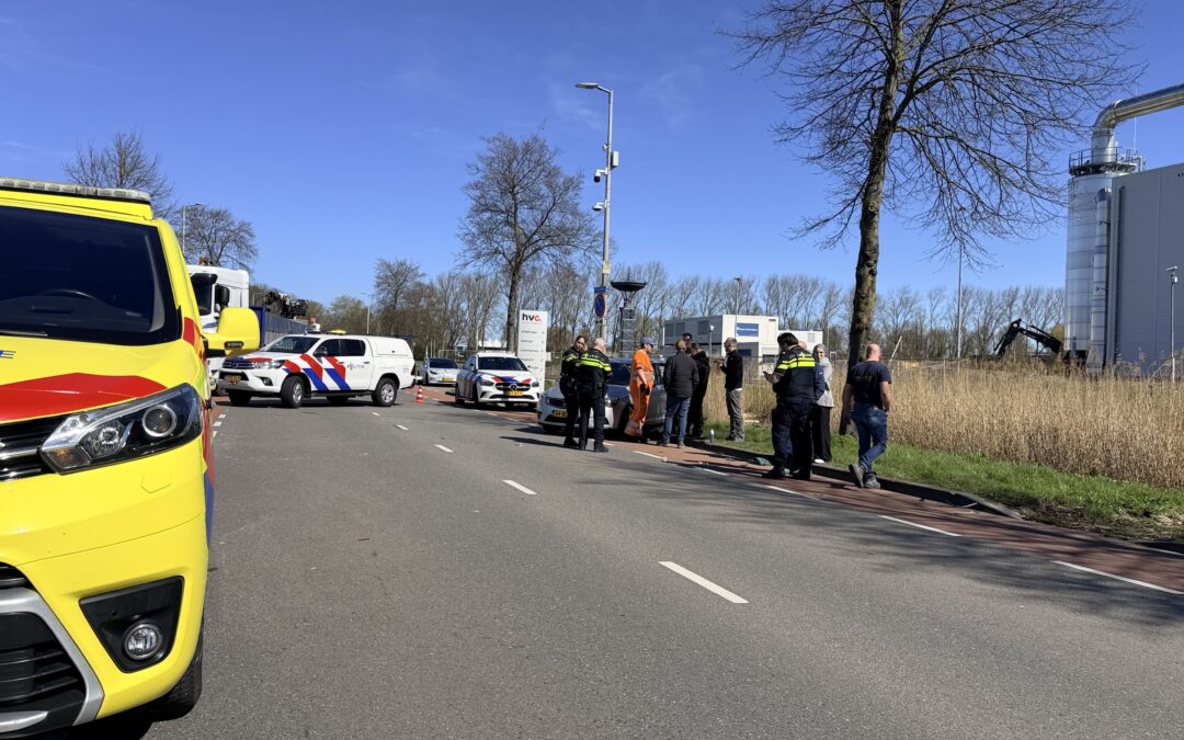 Auto zwaar beschadigd na aanrijding met vrachtwagen in Alkmaar