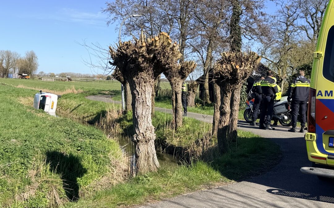 Auto te water in Schoorl, bestuurster komt met schrik vrij