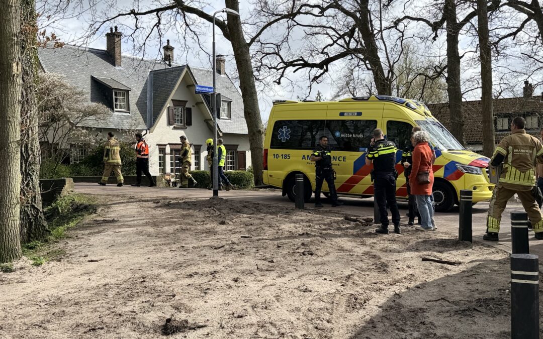 Fietser te water op Sluislaan in Bergen
