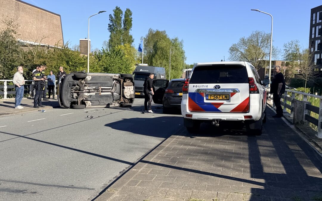 Auto belandt op z’n kant na ongeval op Picassolaan in Alkmaar