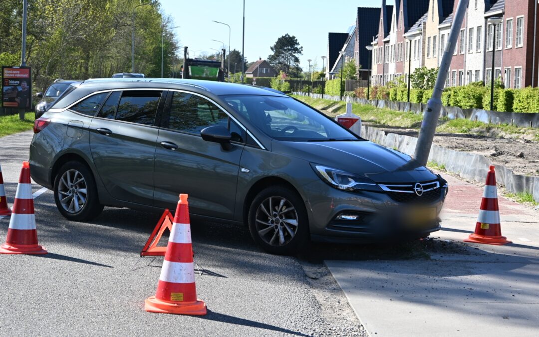 Auto ramt lantaarnpaal na mislukte bocht