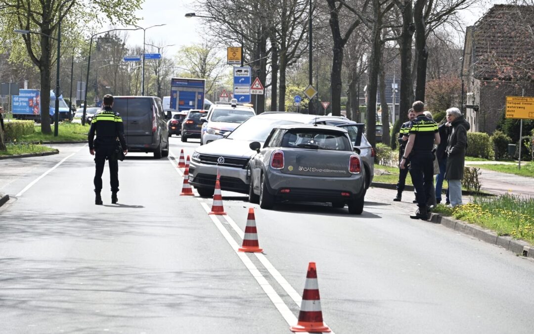 TWEE AUTO’S BOTSEN OP KENNEMERSTRAATWEG, STROOK RICHTING ALKMAAR AFGESLOTEN