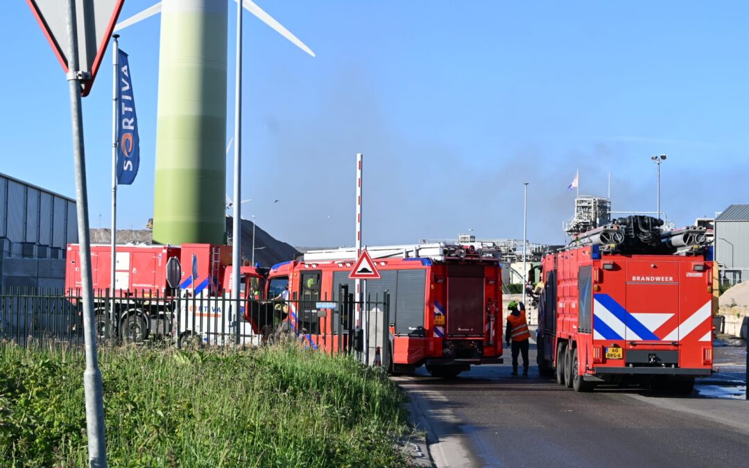 Grote inzet bij brand in afvalberg op bedrijventerrein Alkmaar