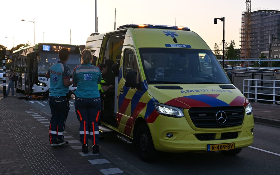 Fietser gewond na aanrijding met buschauffeur op Kanaalkade Alkmaar