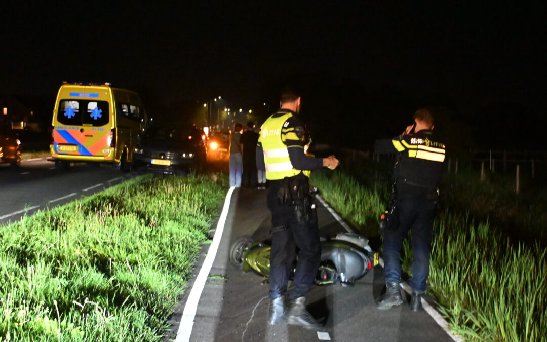 Frontale botsing tussen scooter en fietser op donkere Geesterweg in Akersloot.