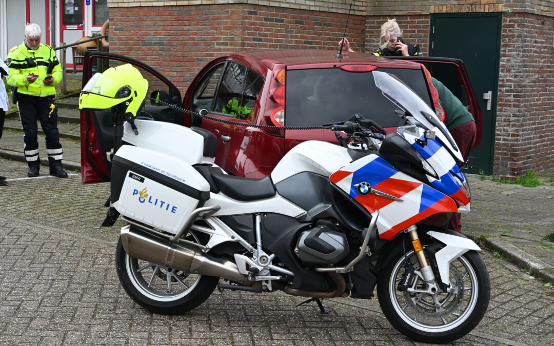 Auto botst tegen flatwoning in Egmond aan Zee, rijbewijs ingevorderd