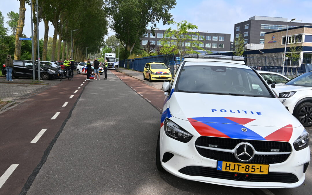 Fietser gewond na botsing met auto op Robbensbosweg in Alkmaar
