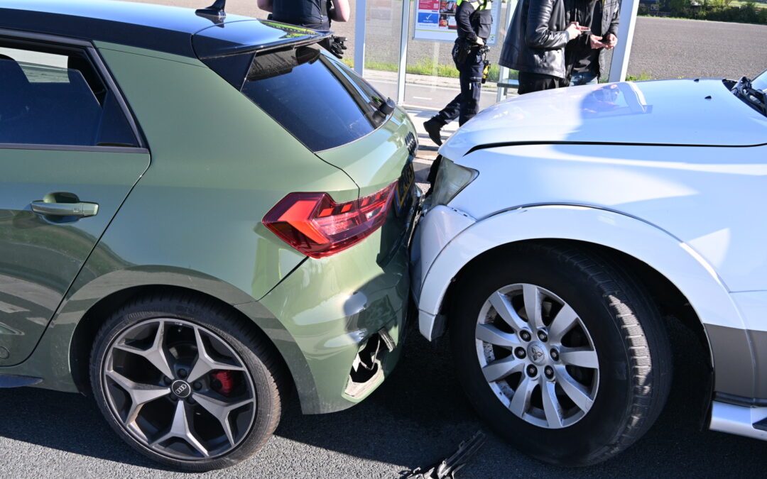 Twee auto’s botsen op N243 bij Schermerhorn, geen gewonden