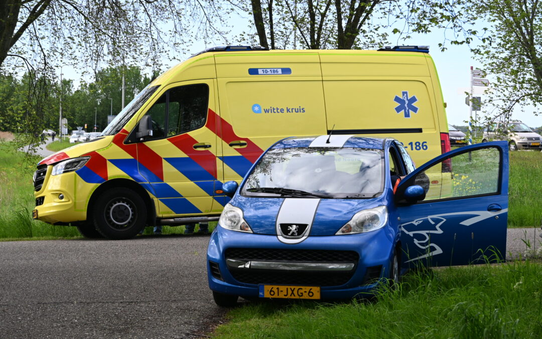 Kop-staartbotsing met drie auto’s op Kogendijk in Bergen.
