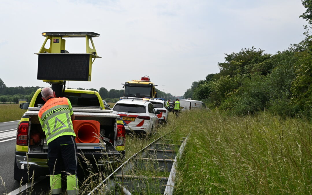 Automobilist belandt in bossage na botsing op N9 bij Alkmaar.