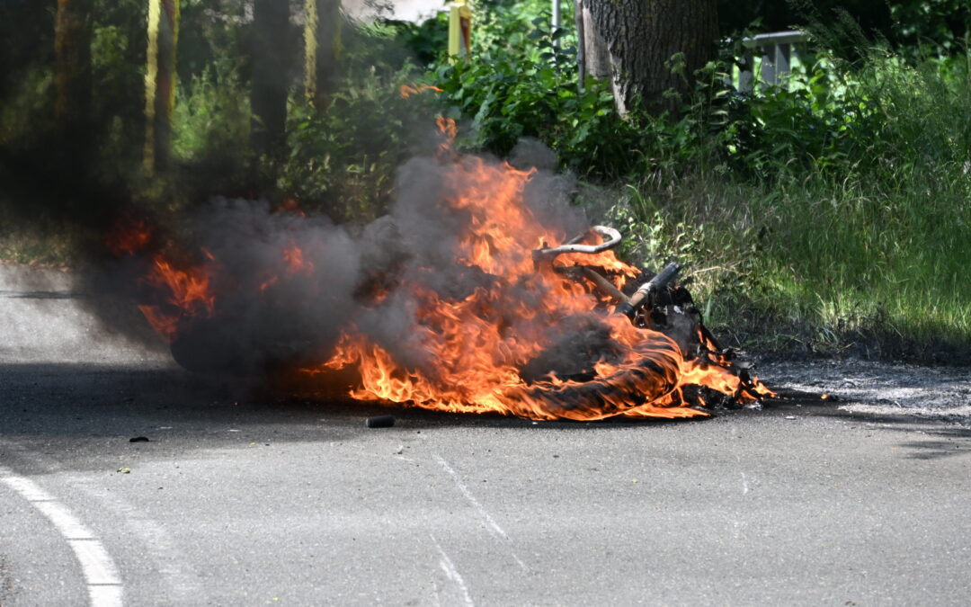 Motor vliegt in brand na valpartij in Heiloo