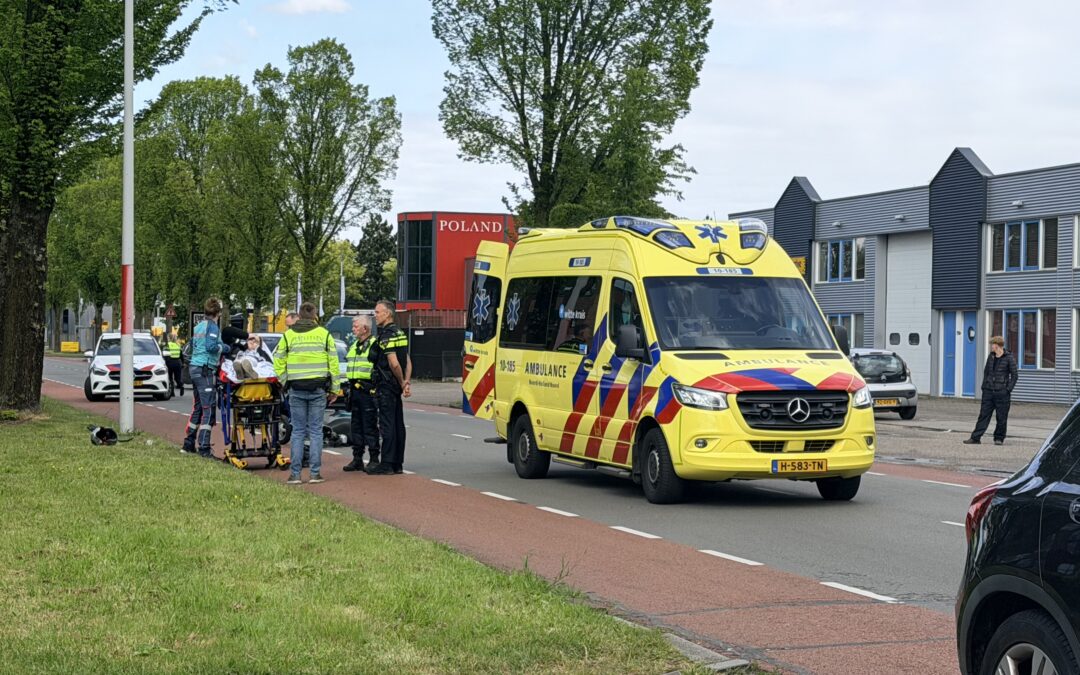 Bestuurder motorscooter naar ziekenhuis na harde botsing met auto op Berenkoog in Alkmaar