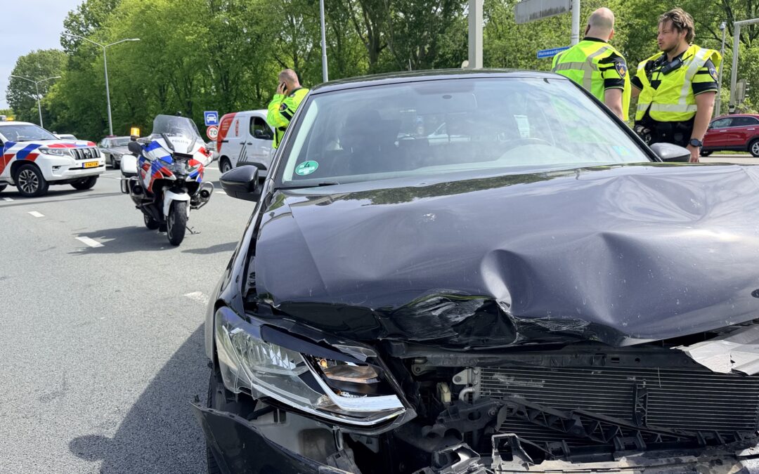 Flinke schade na botsing op kruising Huiswaarderweg en Kanaaldijk