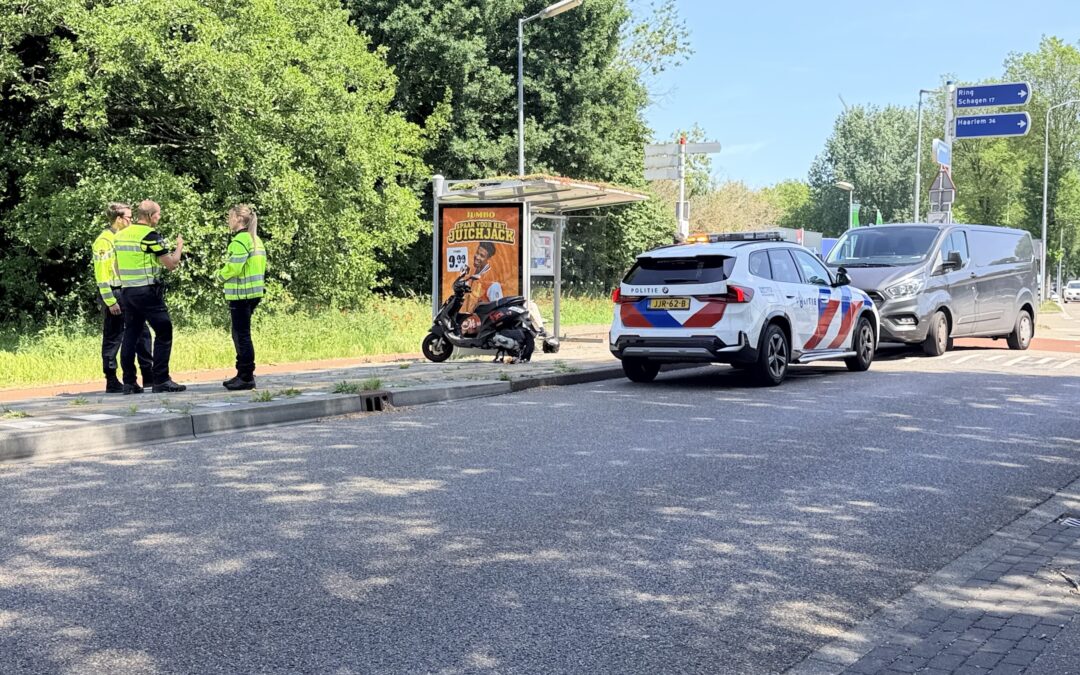 Scooterrijdster botst op bestelbus na voorrangsfout