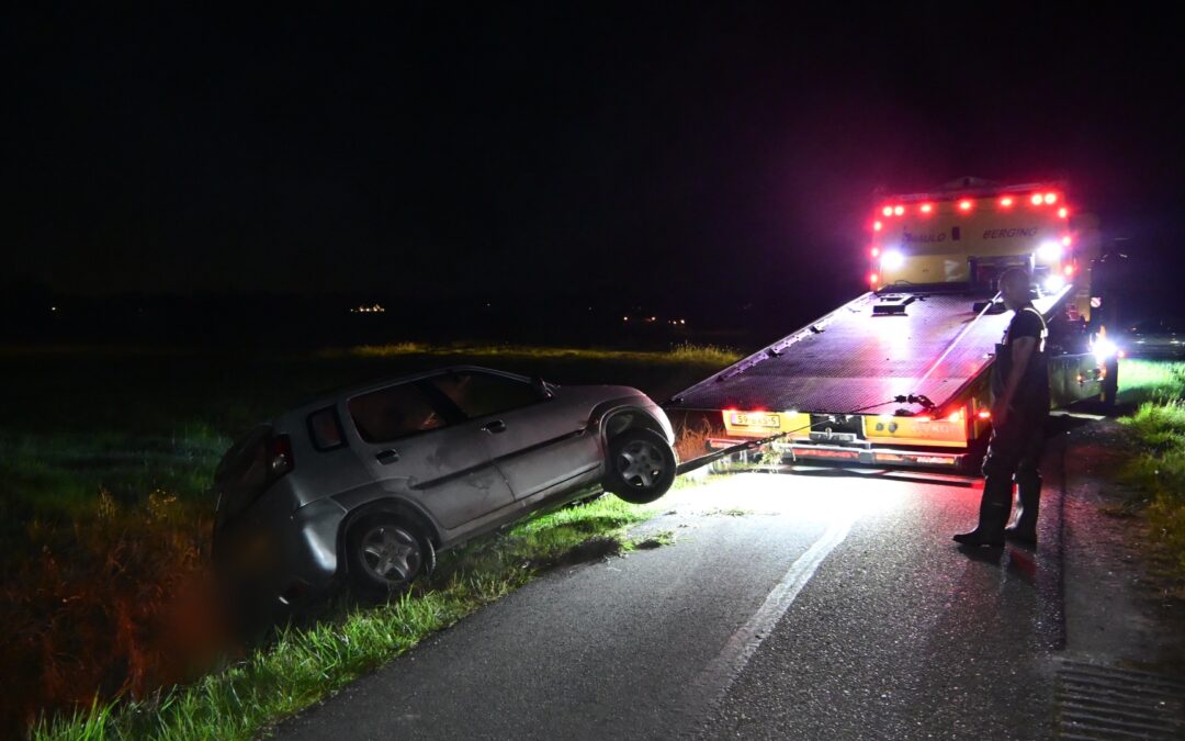 Auto beland in sloot na uitwijkmanoeuvre voor motorrijder