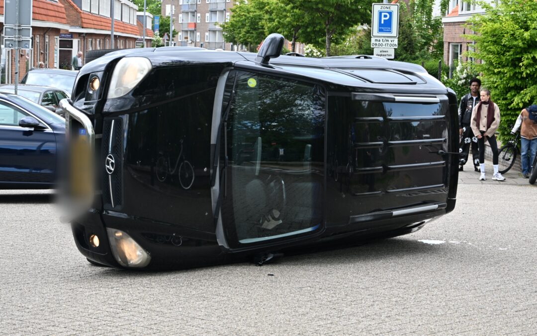 Auto belandt op zijn kant na botsing in Alkmaar