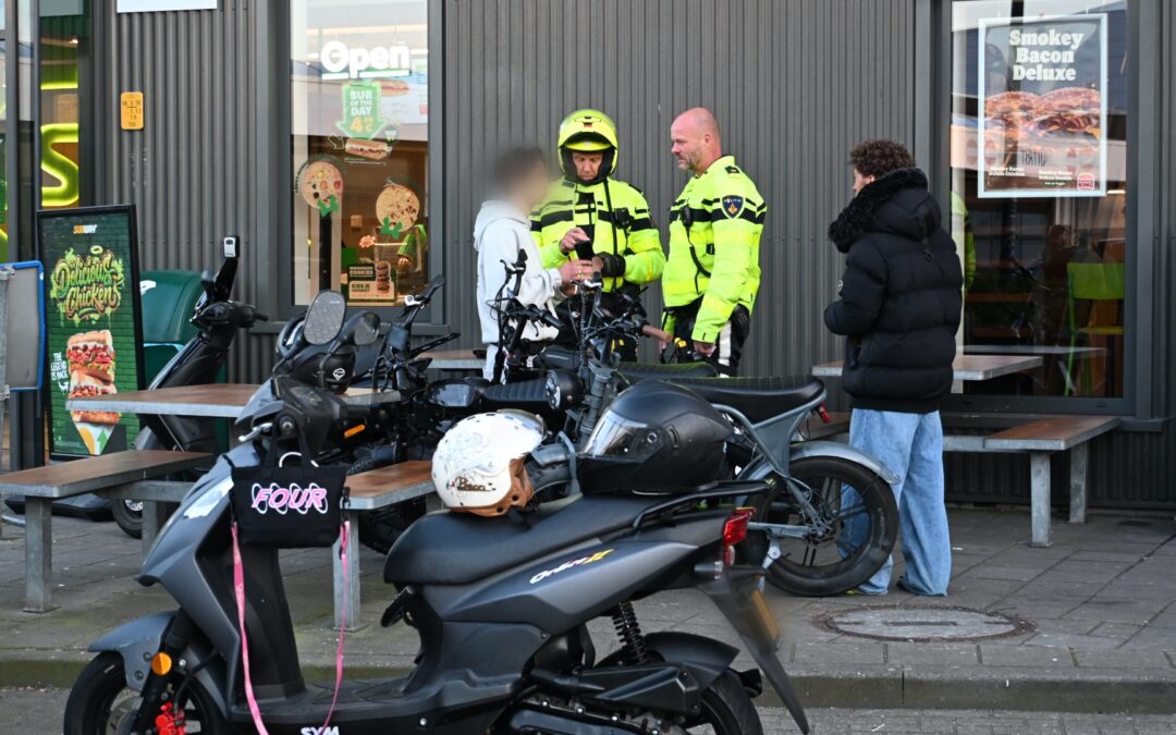 Twee scooterrijders botsen op parkeerplaats in Alkmaar