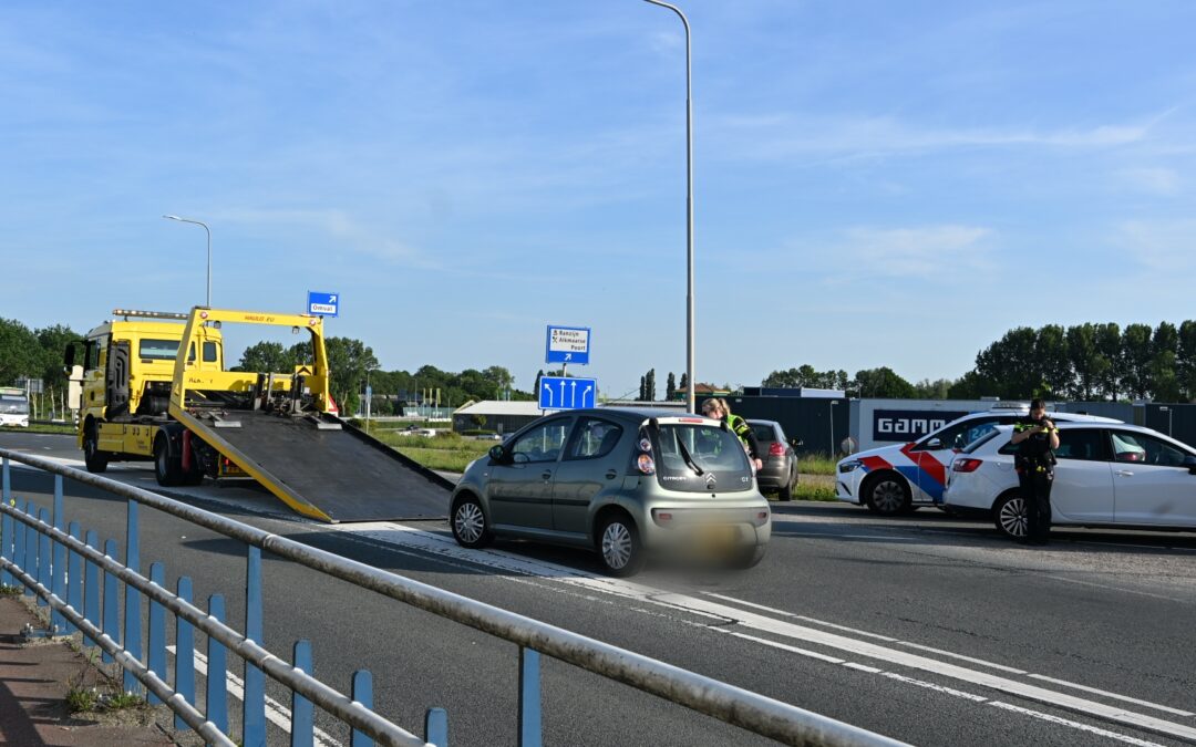 Auto botst tegen brugpijler op Nieuwe Schermerweg in Alkmaar