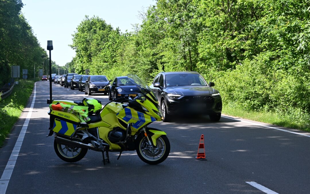 Kop-staartbotsing met veel schade op N9 bij Heiloo zorgt voor verkeershinder