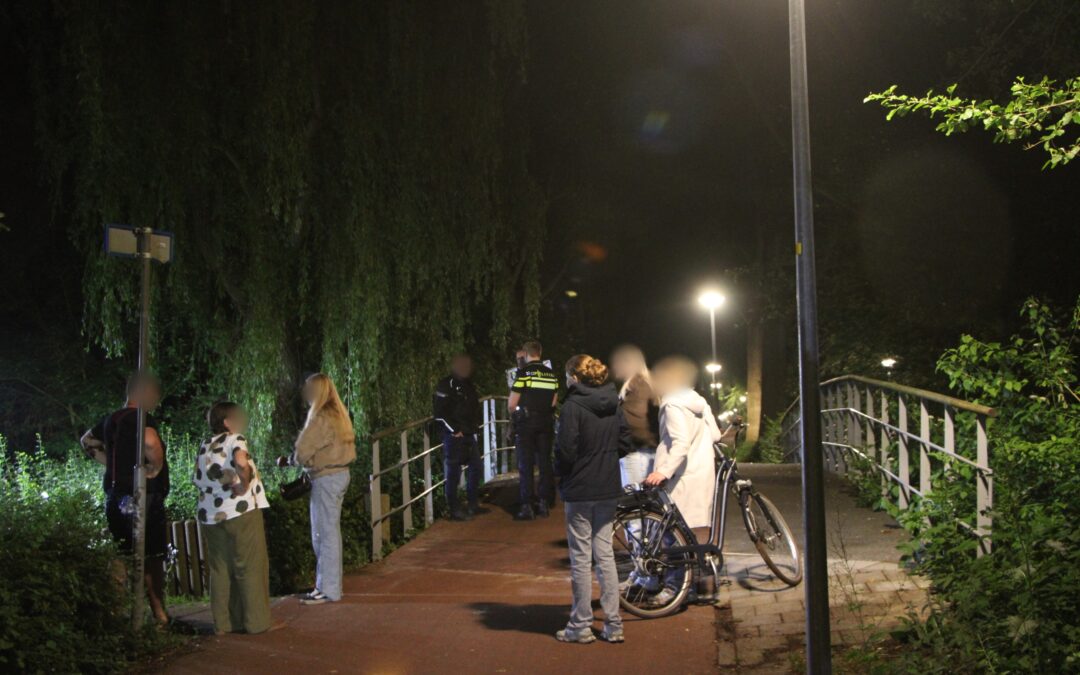 Fietser gewond na val tijdens aanhangen bij scooter in Koedijk