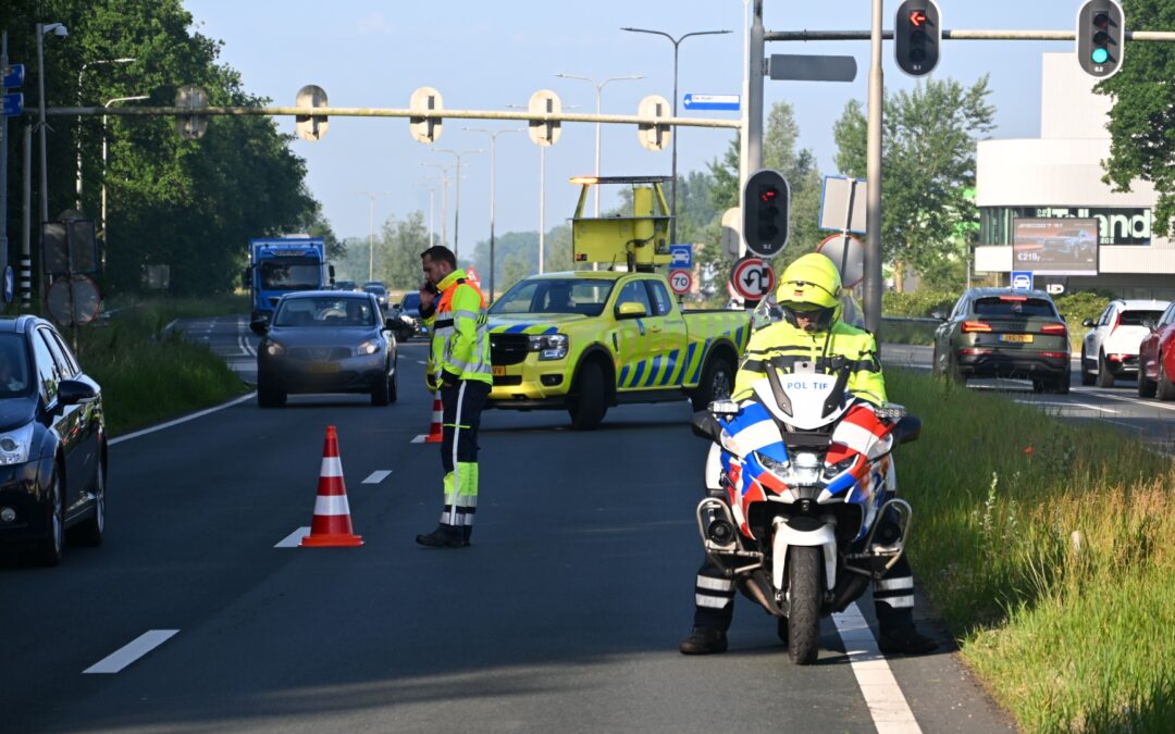 Automobilist rijdt lantaarnpaal uit de grond na in slaap te vallen in Alkmaar