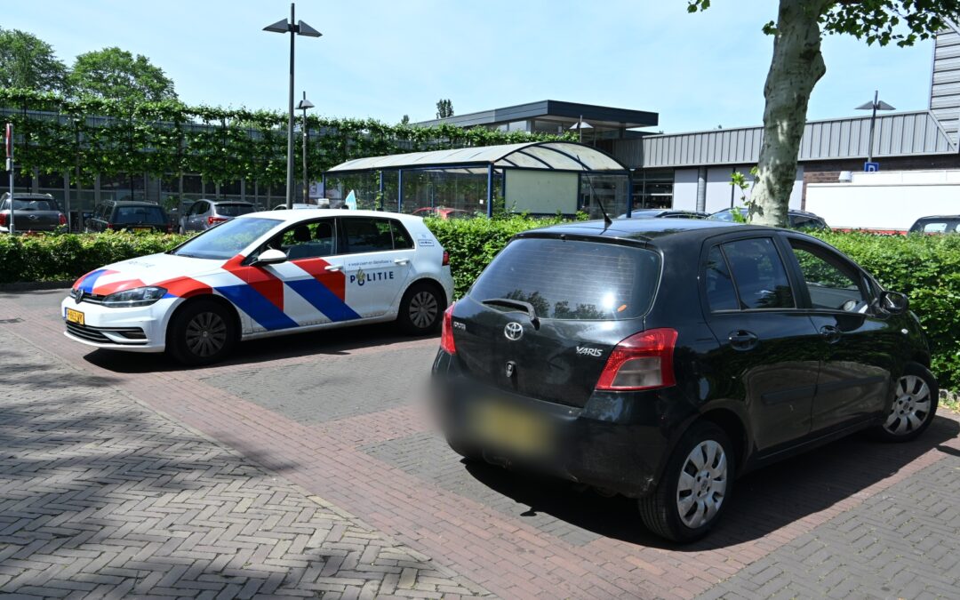 Twee auto’s botsen bij achteruitrijden in heiloo– bestuurder rijdt eerst weg