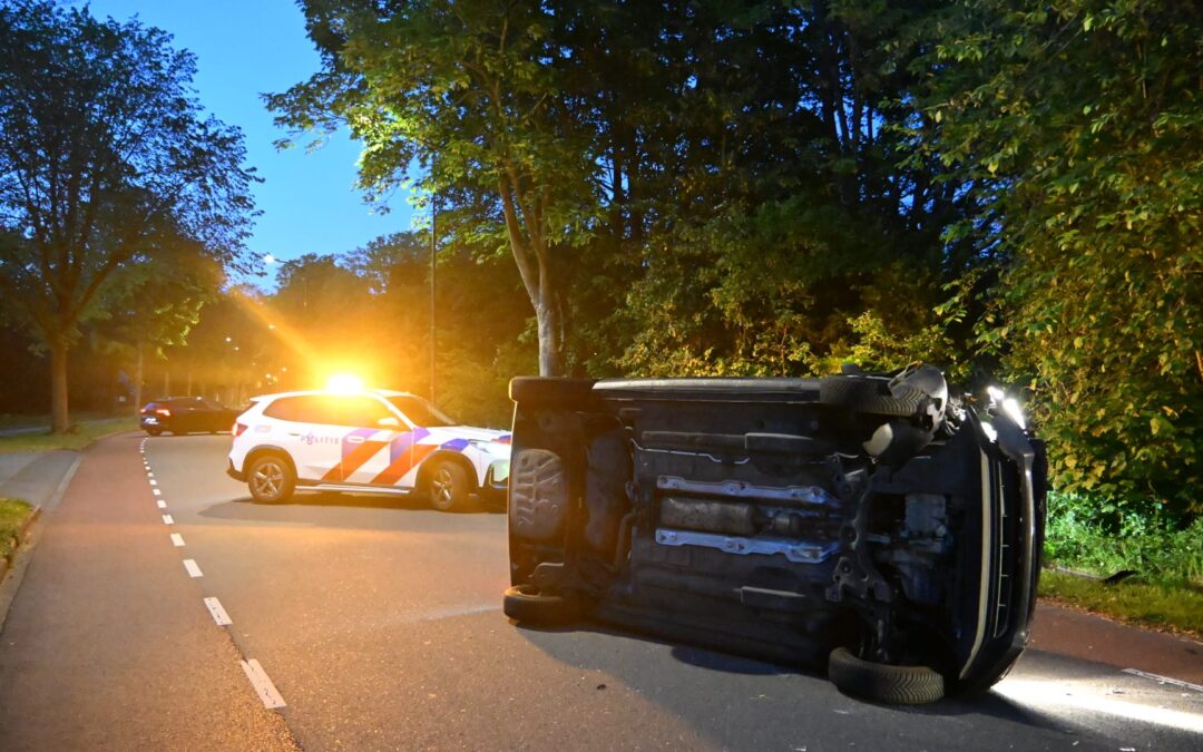 Auto slaat op zijn zijkant bij fors ongeval in Heiloo, bestuurder aangehouden