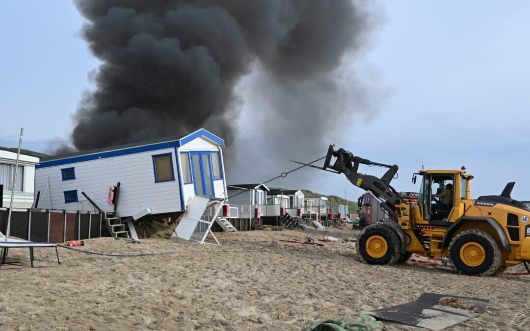 Egmond aan Zee – Vrijdagavond rond 18:15 uur is een grote brand uitgebroken bij meerdere strandwoningen in Egmond aan Zee.