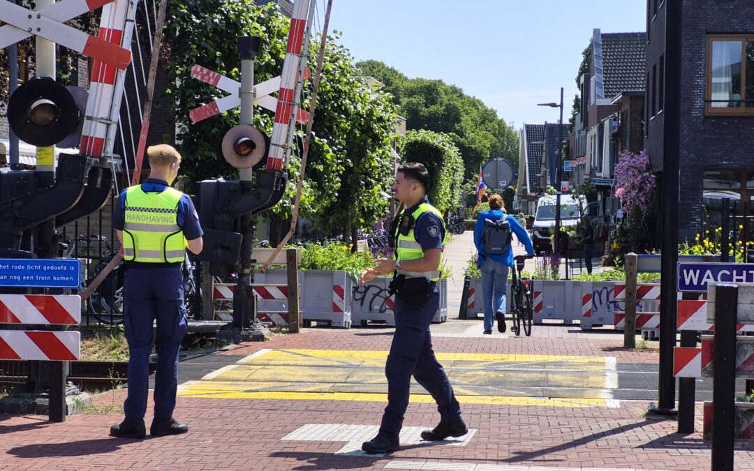 Waarschuwingen voor fietsers bij voetgangersovergang station Heiloo