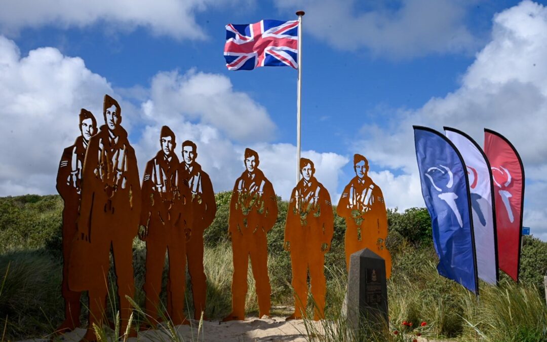 Zeven RAF-vliegers krijgen na 83 jaar een gezicht: bijzonder kunstwerk ‘Standing with Giants