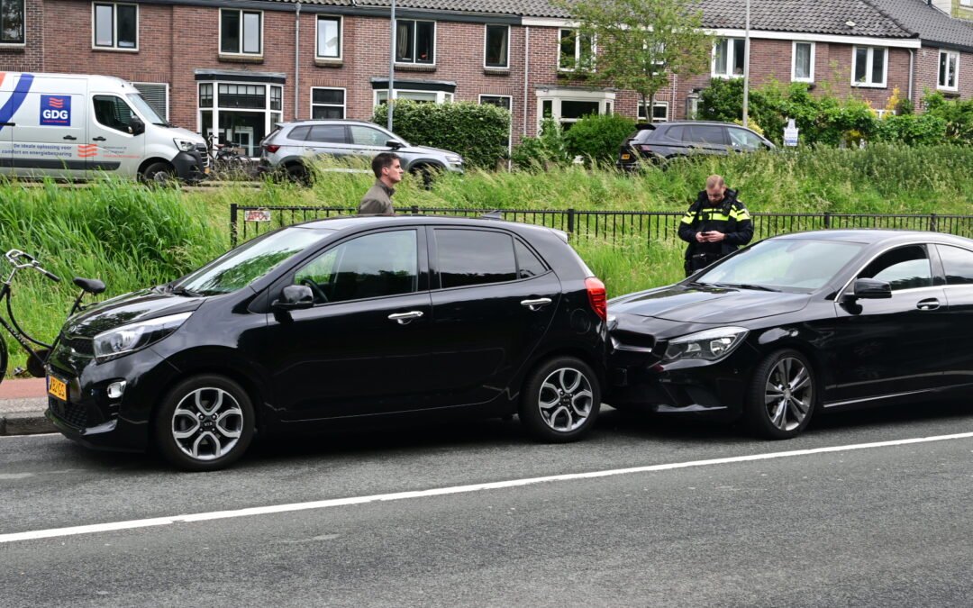 Kopstaart botsing zorgt voor verkeershinder op Nieuwe Schermerweg in Alkmaar