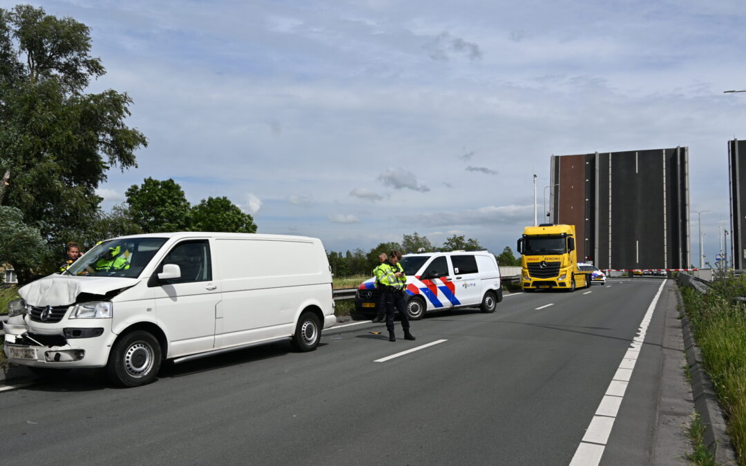 Ketting botsing op de N242 met vier auto’s geen gewonden