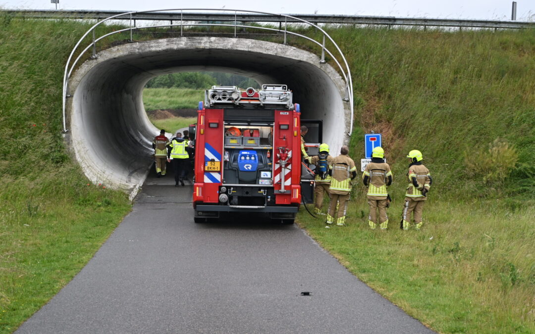Scooter brandt uit onder tunnel aan Schermerdijk.