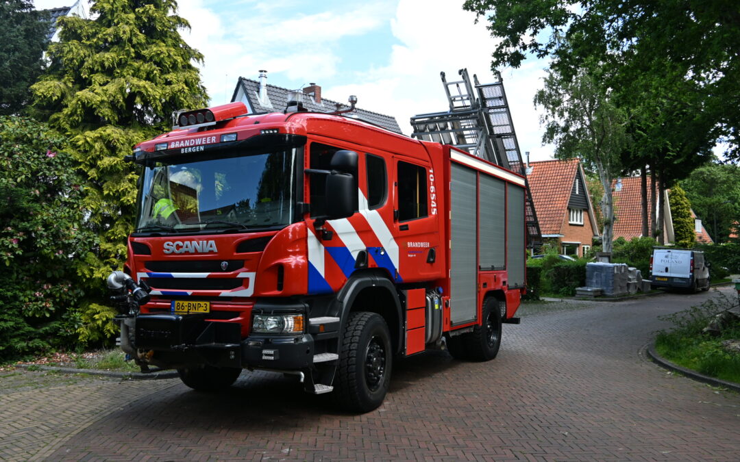 Brandgerucht door zonnepanelen op de Notweg in Bergen