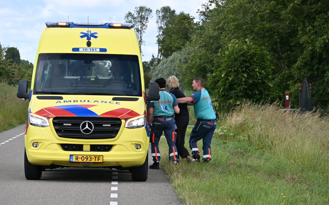 Vrouw breekt elleboog na val van fiets op N244 Westdijk