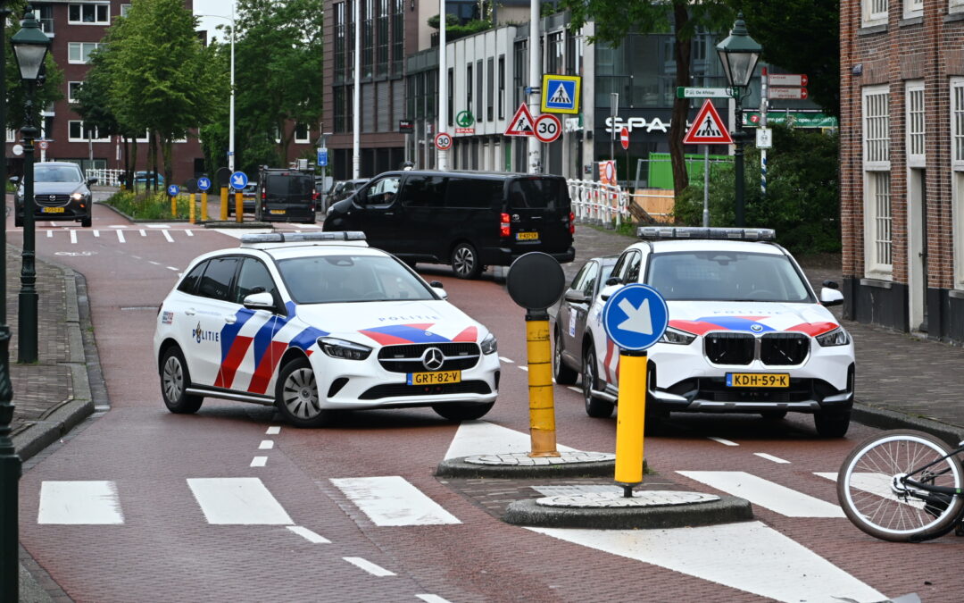 Scooterrijder en fietser botsen op Limmerhoek in Alkmaar.