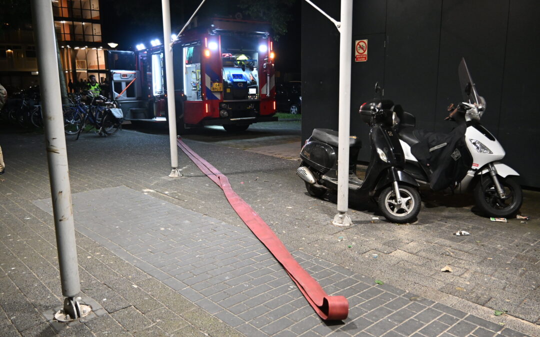 Grote inzet voor mogelijke woningbrand in Alkmaar, oorzaak blijkt kortsluiting in de meterkast