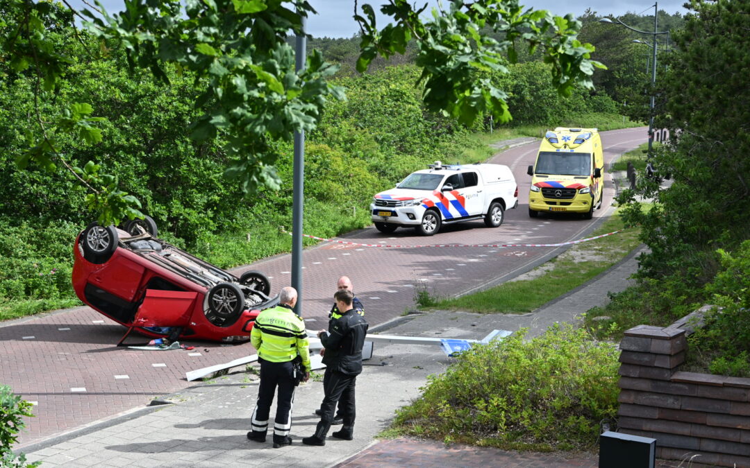 Automobiliste belandt op haar kop na ongeval in Bergen aan Zee