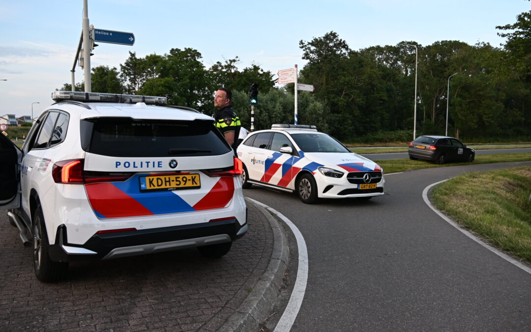 Automobilist rijdt verkeerslicht omver en gaat ervandoor in Egmond aan den Hoef.