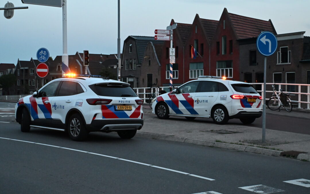 Fietser aangereden bij Friesebrug in Alkmaar, ambulance ter plaatse.