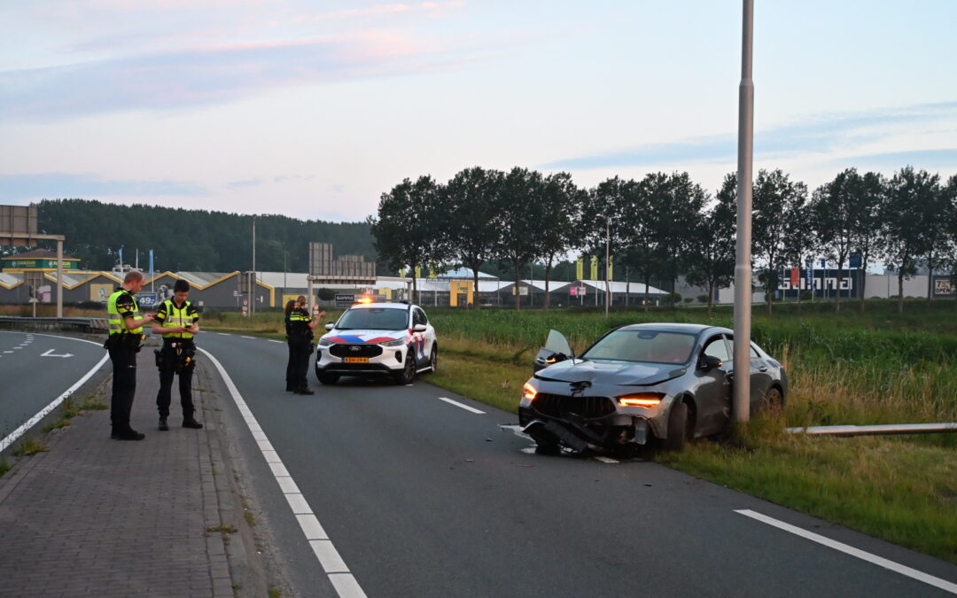 Automobilist vlucht na zware crash tegen lantaarnpaal op N244 bij Alkmaar
