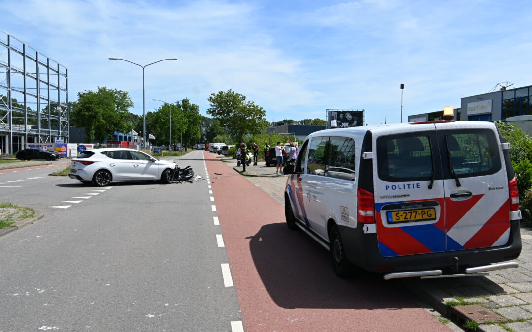Grote schade bij ongeval op Edisonweg in Alkmaar .
