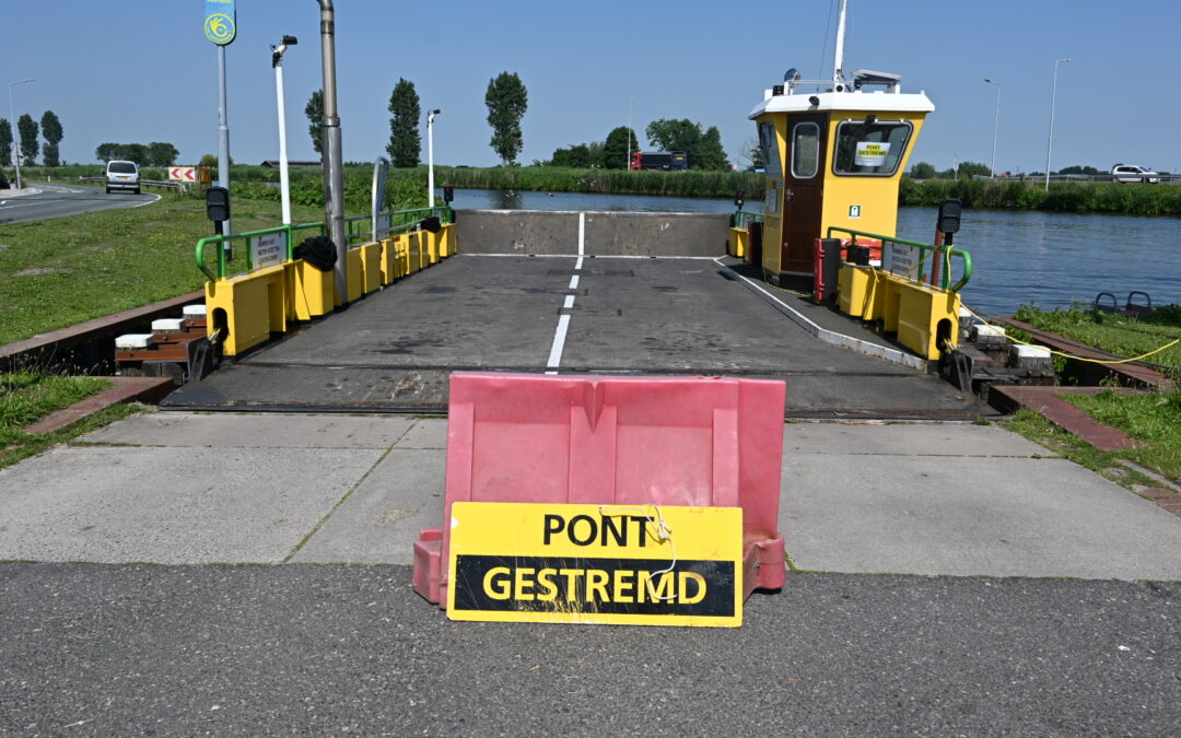VEERPONT AKERSLOOT uit de vaart door extreme hitte.