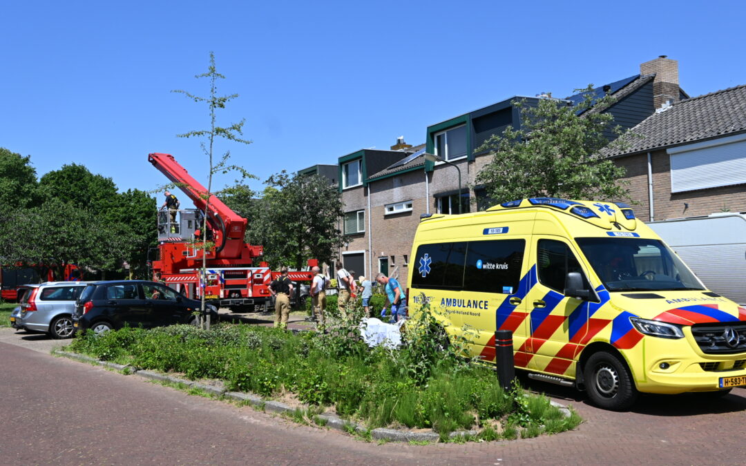 Persoon via raam uit woning gehaald in Heiloo.