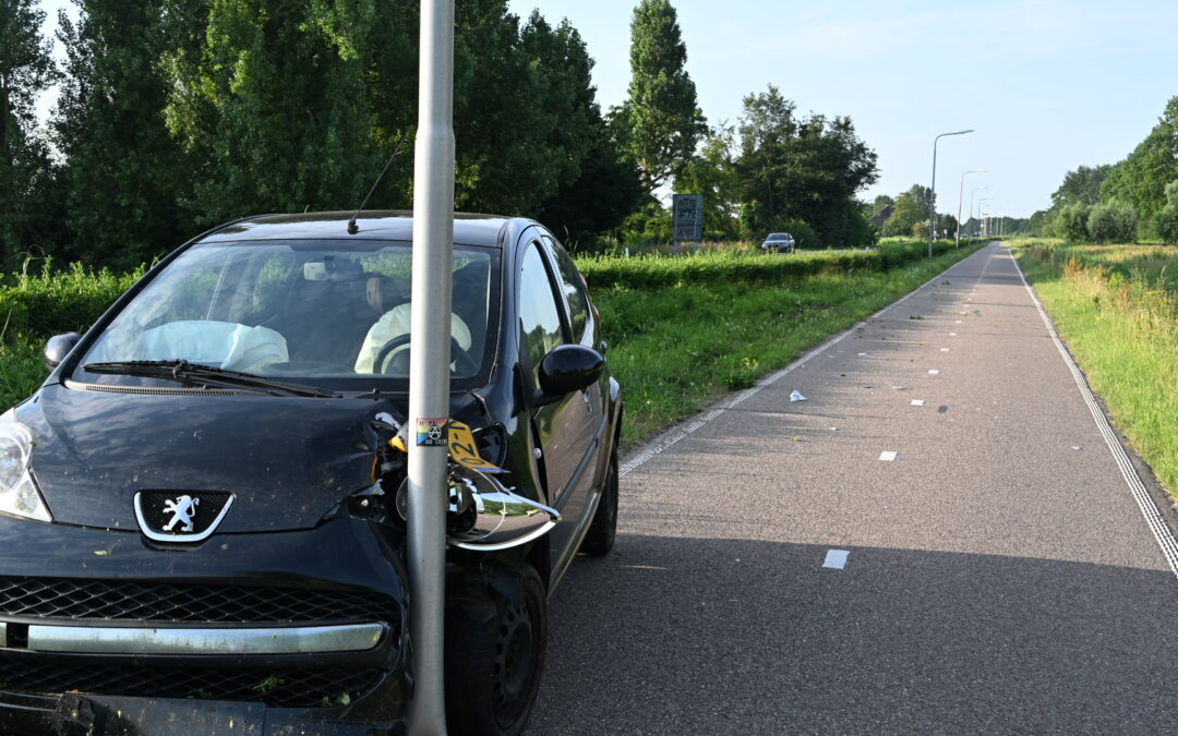 Automobilist valt in slaap-raakt van de weg en rijdt lantaarnpaal om op de N203 bij Castricum.