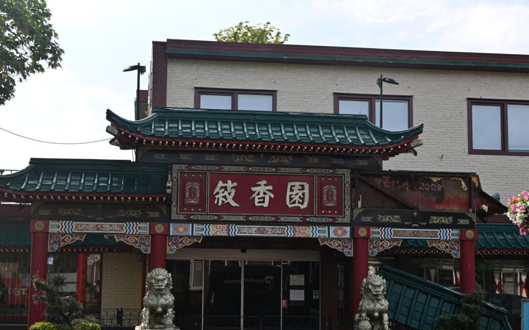 Voorgevel voormalig Chinees restaurant stort deels in Castricum.