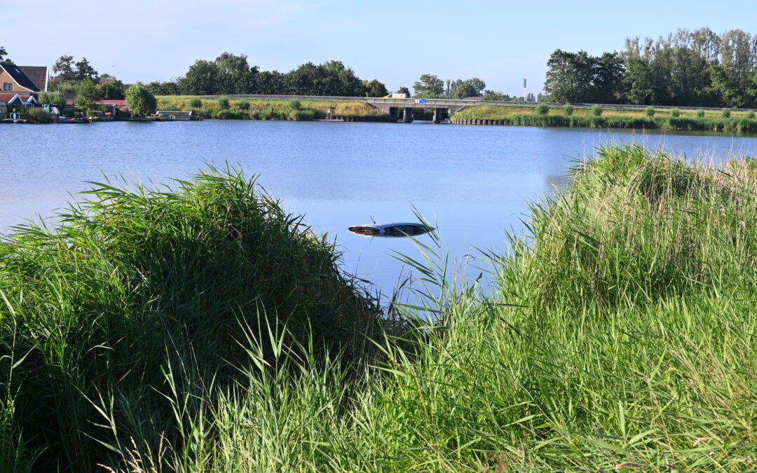 Automobilist belandt met auto in het water bij West-Graftdijk.