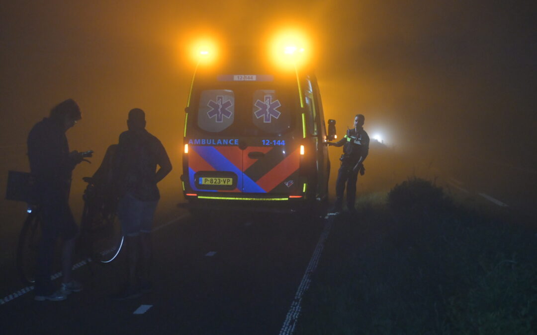 Fietsers botsen op N203, dronken man door omstander naar huis gebracht