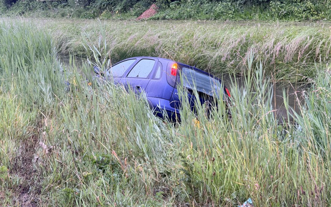 Auto te water bij oprit naar Nollenweg in Alkmaar