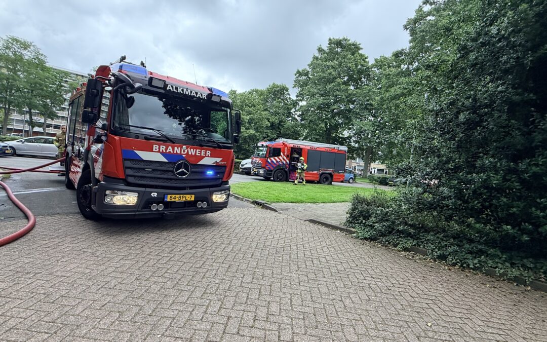 Grote brand in flat aan Maasstraat in Alkmaar: woning volledig uitgebrand